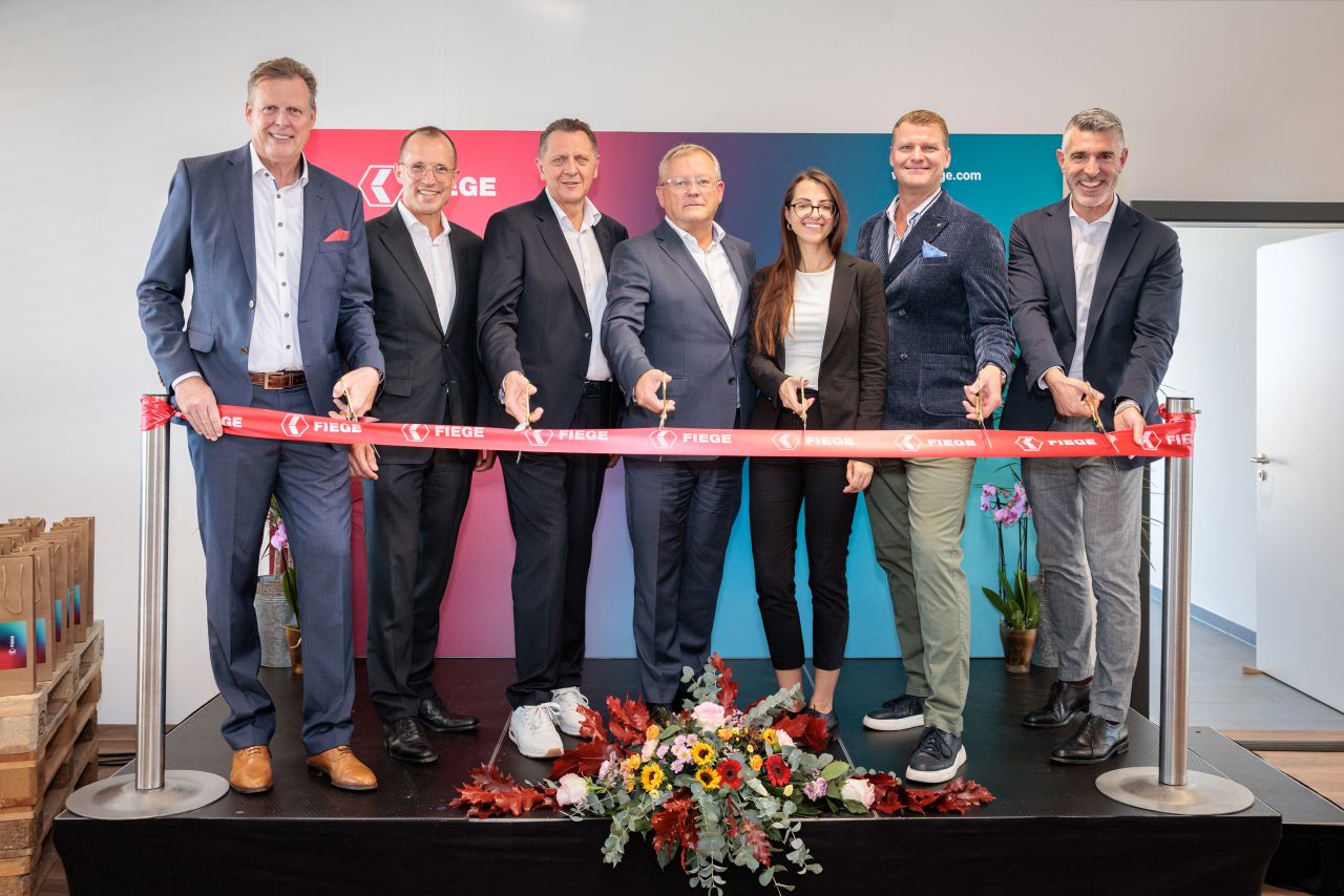 Opened the new Fiege logistics centre in Vienna (from left to right): Joachim Stern (Managing Director of Fiege Austria), Hendric Fiege (Executive Director Solution Design & Integration at Fiege), Thomas Steinhart (Head of the 11th District of Vienna Simmering), Peter Scherbel (Member of the Board of Directors of the Fiege Group), Dr. Ewa Samel (Member of the Vienna State Parliament and Municipal Council), Ronny Bürger (Managing Director of Fiege Austria) and Vinko Castrogiovanni (Managing Director of the Fiege business unit Austria/Switzerland/BeNeLux). (Photo: Fiege | Alexander Müller) 
